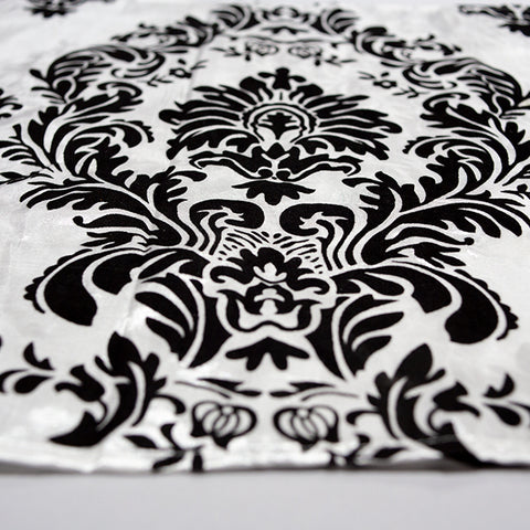 Motif damassé du chemin de table baroque